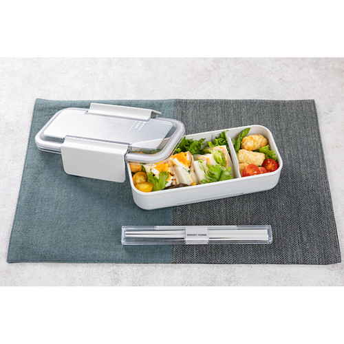 弁当箱　イージーケアランチボックススリム1段　800ml　ライトグレー シンプルなデザインのスリムな1段タイプ、ライトグレーの弁当箱が正面に配置されている様子