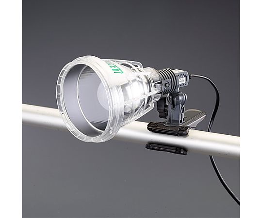 AC100V/ 10W/800lm 作業灯/LED(クリップ式) クリップ部分が強調された、明るく照らされた作業灯が見える状態