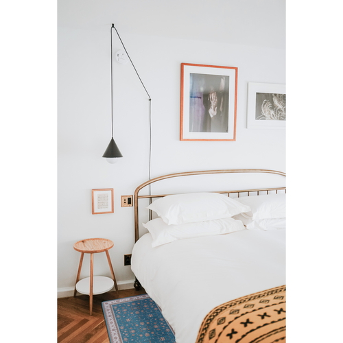 キッチンマット　khastan　インテリアマット45X240cm　ブルー 明るいブルーのデザインで、柔らかな素材の縁取りが施された長尺マットの全体像