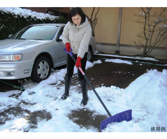 PP雪押くん　55cm　ワンタッチ式 透明な先端が付いた長い柄の工具が立てかけられた状態