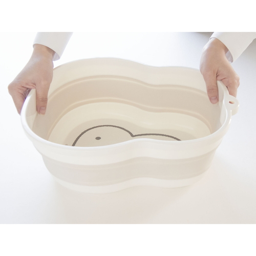 バケツ　miffy　折り畳み桶 折りたたまれた状態で、明るい色合いのデザインが特徴的な容器
