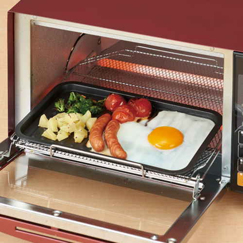 トースター専用トレー 全体が黒のデザインで、左上に取っ手がついたトレーがゆったりとした状態で置かれている様子。