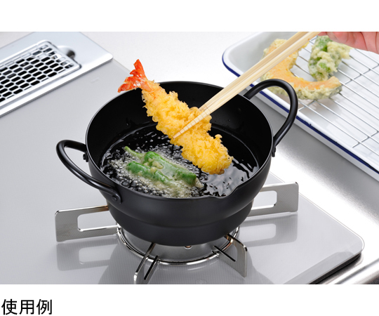彩食庵 段付天ぷら18cm＆木柄フライヤー フライヤーと天ぷらが美しく配置された全体像