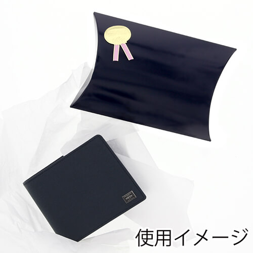 ピローギフトBOX（紫紺・115×140×高30mm） 艶のある紫紺のパッケージが斜め上から単品で置かれ、差し込み式の折り目と端が見える状態