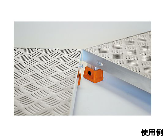 497x349mm/200mm 低床作業台(縦横連結式) 明るい場所に設置された、低い作業台の全体像が見える状態