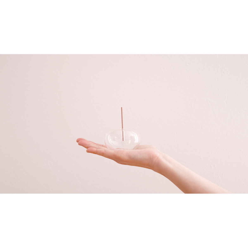 ルノ　お香立て　クリア 透明で繊細なデザインの丸みを帯びた形状が強調されたお香立ての様子