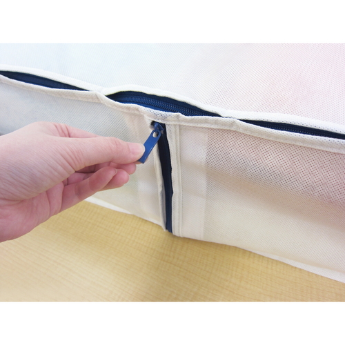 収納袋 M 幅70×奥行50×高さ18cm 空間の匠 衣類 衣類収納袋 透明窓付き 透明窓が付いた収納袋が横向きに置かれ、中身が見える状態