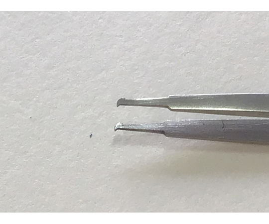 特殊ピンセット　微小パーツ用　120mm 長いティップと細身のデザインが特徴のピンセットが横向きで置かれている様子