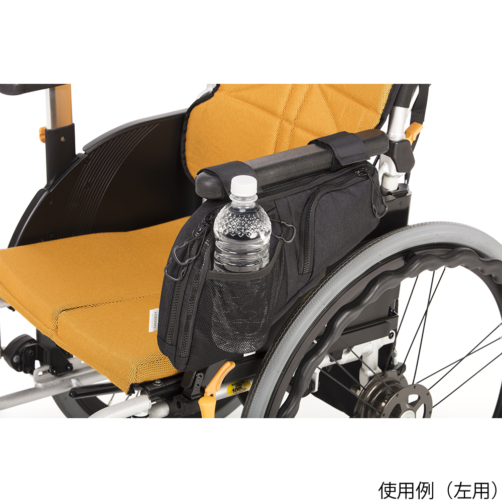 車いすサイドバッグ エース HIBINO by soelte 左用 側面がはっきりと見える状態で、ストラップが付いている。