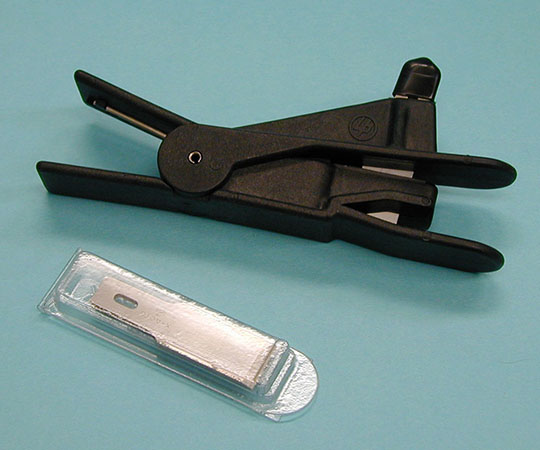 樹脂チューブカッター 黒いハンドルを持つカッターの全体像が見える状態