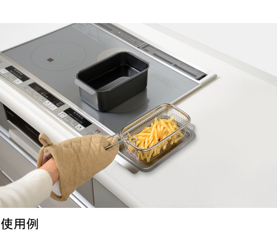 ポコフリット 角型揚げざる 網目状の底部を持つ角型の揚げざるが白い背景に置かれ、軽やかでシンプルなデザインが目を引く。