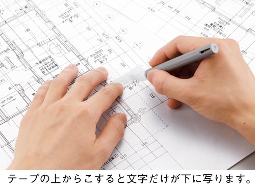 テプラ　PROテープ　転写　18mm　黒文字 パッケージが斜めから撮影され、ラベルに触れられた状態