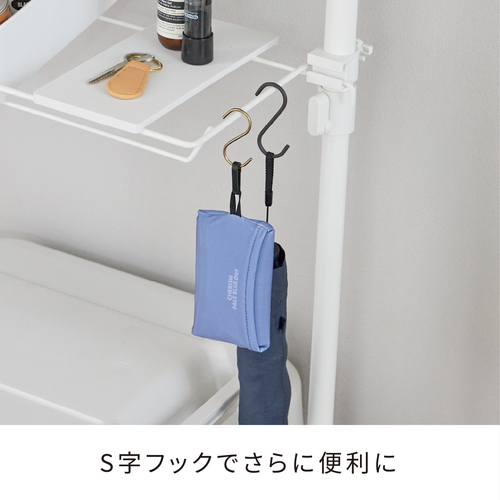 突っ張り　つっぱりシューズラック　マットホワイト 白い背面から前に突き出る収納スペースと、靴が並べられた様子が見える状態