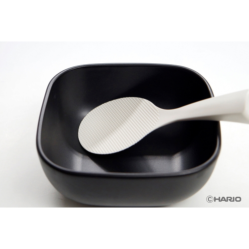 ご飯釜のおひつ 木製の質感が感じられる高台に置かれた、蓋付きの容器の姿