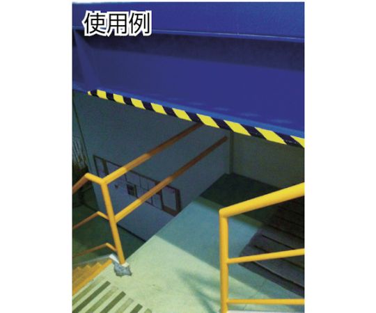 ノンスリップテープ　屋外用　25mmX5m　黒 黒色のテープが巻かれた状態で、表面に滑り止めの溝が見える。