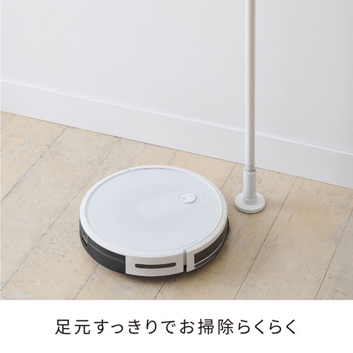 突っ張り　つっぱりハンガーラック　棚付　マットホワイト シンプルなデザインのハンガーラックが壁に沿って設置され、棚には衣類が整然と並べられている様子。