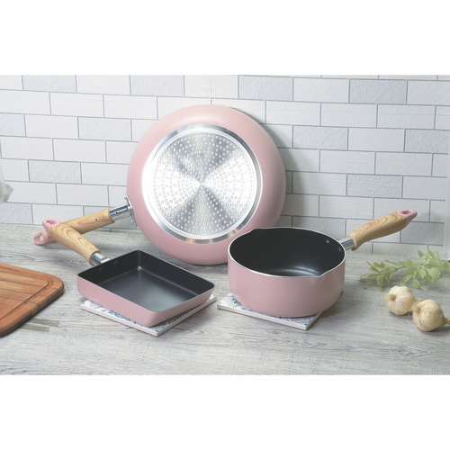 玉子焼き器　13×18cm　IH対応　フッ素加工　ナチュラルクックピュア　ピンク ピンクのフッ素加工が施された玉子焼き器が横向きに置かれている様子