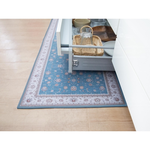 キッチンマット　khastan　インテリアマット45X240cm　ブルー 青いインテリアマットが広がり、鮮やかなパターンが目を引く様子。