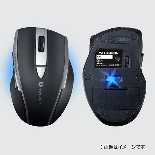 静音BluetoothブルーLEDマウス　5ボタン　ブラック　1個 光沢のあるブラックカラーのボディを持つマウスが、斜め上から見える状態