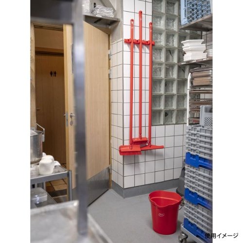 ブラケット 1011 赤 Vikan(ヴァイカン) 赤い色合いが目を引くシンプルなデザインの製品が上方から撮影された様子