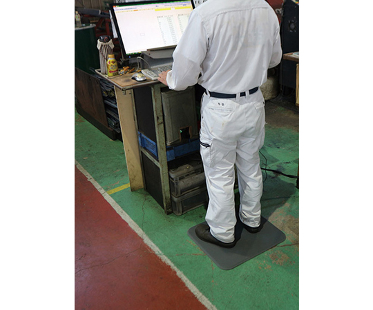 足腰マットラウンドコーナータイプ450x500 グレー 丸いコーナーを持つグレーのマットが床に敷かれている様子