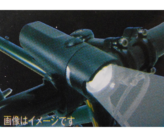 コンパクトLEDライト　シルバー 金属製の筐体が光を反射する様子