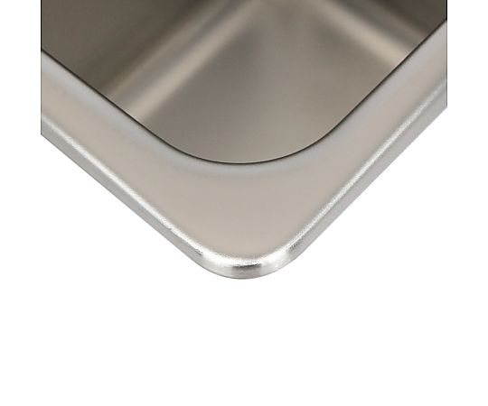 スギコ 18-8 ホテルパン 1/9サイズ 1.6L 金属製のホテルパンが横向きで置かれている状態、内側に光沢がある。