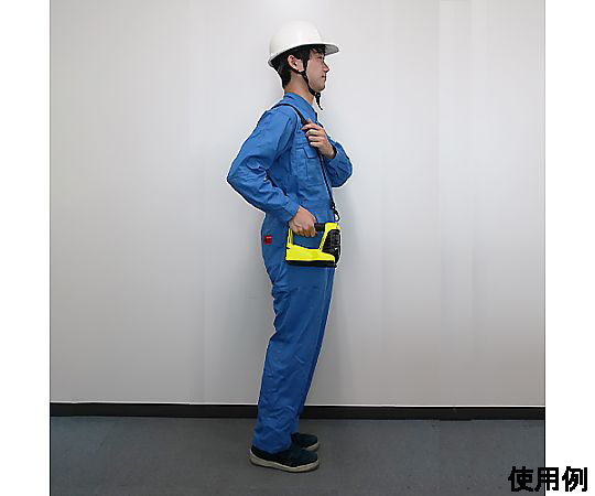 [充電式] フラッシュライト/LED(防爆構造/黄) 側面が見える状態で、ケーブルが付属する充電式デバイス。