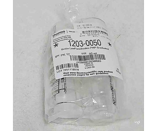 ビーカー PMP 50mL 1パック（12個入） 透明なビーカーがパックに整然と収納されている様子