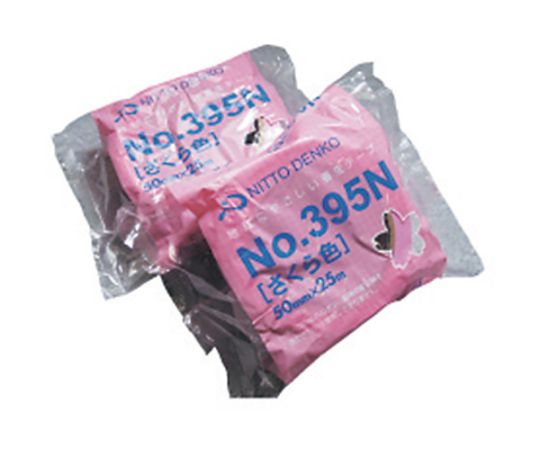 養生テープ No.395N 38mm×25m さくら色 巻き取られた状態のテープがパッケージに収められている様子