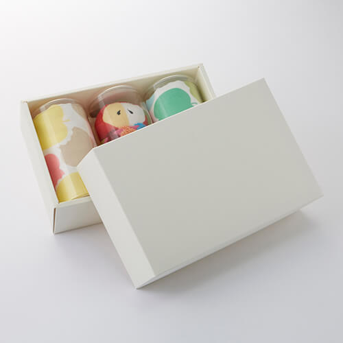 表面にストライプ状のエンボス加工が施されたギフトボックス