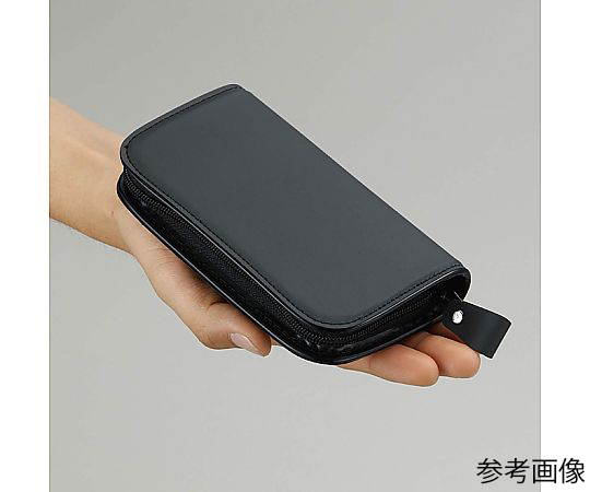 工具セット ツールが整然と並べられ、一部が明るい光に反射している様子