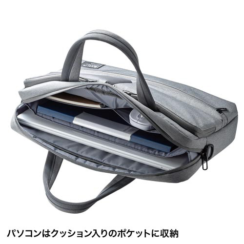 カジュアルPCバッグ グレー グレーの生地でシンプルなデザインの斜め掛けバッグが立てかけられている様子
