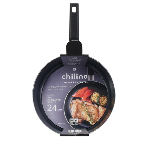 フライパン　24cm　IH対応　チーノ　フッ素加工 底が平らで持ち手がついたフッ素加工のフライパンが斜めから見える状態