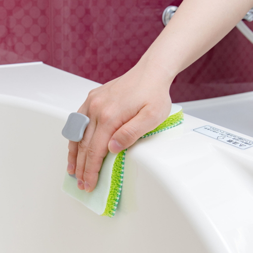 バスブラシ　ハンディタイプ　お風呂　ブラシ　洗剤いらず　お風呂掃除　湯垢　蛇口　浴槽　バスタブ　浴室　掃除 ブラシの先端に清掃用の繊維が付いており、ハンドル部分が持ちやすい角度で配置されている様子