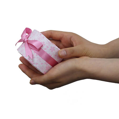 ギフトボックスのラッピングに！花柄の包装紙