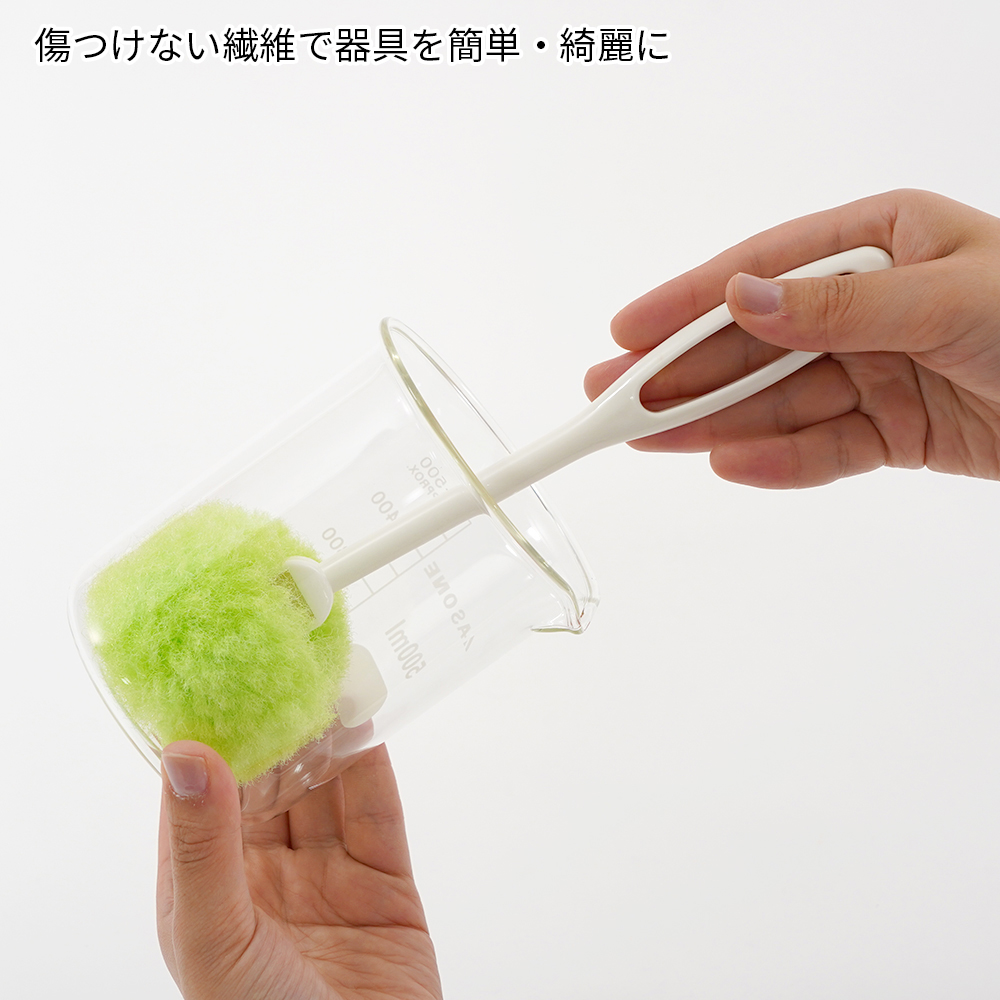 ピカピカコップ洗い　グリーン 透明なコップが清潔に並べられている様子