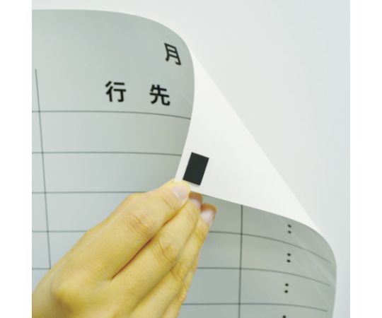 マグネット粘着付シート　ミニミニカットタイプ 黒い背景にクローズアップされた、丸くカットされたシートが整然と並んでいる様子