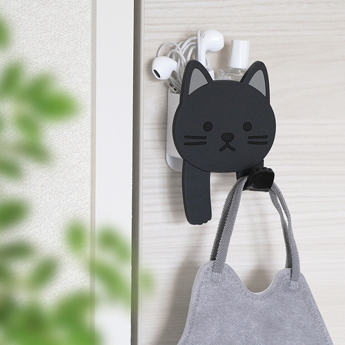 フック　吸着　スティッキーフックポケット　アニマル　クロネコ 正面を向いた、つや感のある黒猫のデザインが施されたスティッキーフック。