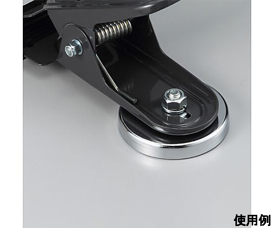 [EA761XB-156用] マグネット 透明な台紙に固定された複数のマグネットが並んでいる様子