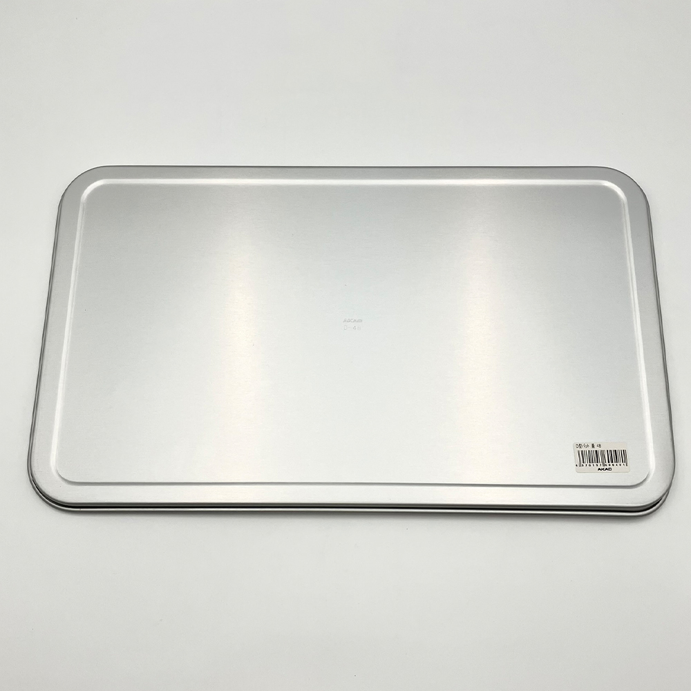 アルミ深型バット（D型） 48cm用フタ 透明なフタが乗せられたシルバーのバットの上部が見える状態