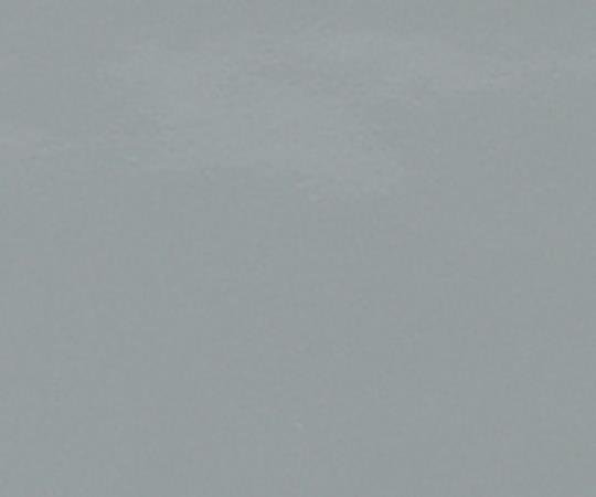 水性多目的塗料　水性つやありウレタン建物用　グレー1.6 濃いグレーの液体が入った缶の上部が見える状態、スプーンが添えられている。