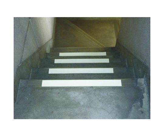 蓄光ノンスリップテープ　50mmX5m 表面が滑らかで光を反射するテープが巻かれている様子