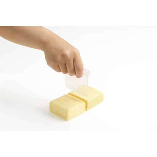 バターケース　すぐ切れるバターカットケース　ミニスケッパー付き　200g 透明なケースに収められたバターが均等にカットされている様子