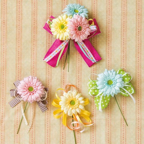 贈答用飾り ガーベラフルリール-S ベビーイエロー-2(12本) ヘッズ 鮮やかなベビーイエローの花が並び、ラッピングが施された状態