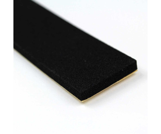 スポンジゴム　粘着付　30×300mm×厚さ5mm 均一な厚さでカットされた、大きな粘着面を持つ平らな材料の状態
