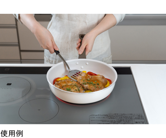 ララッテスルル IH フライパン 26cm 平らな底面を持つフライパンが清潔感のある状態で並んでいる様子