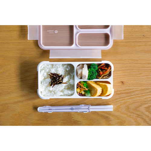 弁当箱　400ml　抗菌　フードマン　FOODMAN　薄型　1段　ライトピンク 淡いライトピンクの薄型弁当箱が横向きに置かれ、抗菌マークがしっかりと確認できる様子。