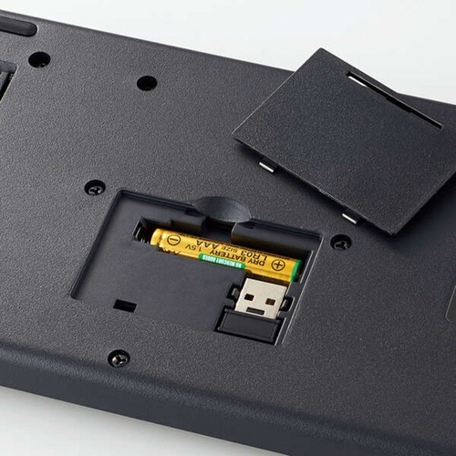 抗菌　無線薄型フルキーボード&マウス　ブラック　1セット 軽量でスタイリッシュなデザインのキーボードとマウスが並ぶ様子