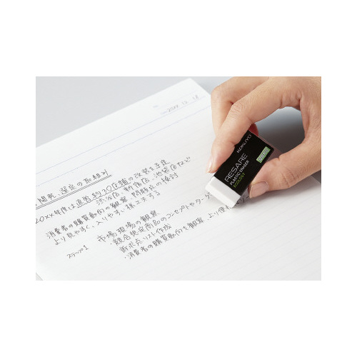 消しゴム＜リサーレ＞環境対応　小 クリーム色の柔らかな消しゴムがテーブルの上に置かれた状態